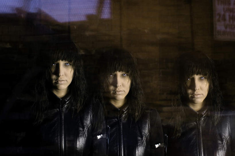 西方人,一个人,站,横图,室内,白天,正面,窗户,落地窗,欧洲,欧洲人,仅一个男性,仅一个人,阴影,服装,反射,影子,注视,休闲装,玻璃窗,仅一个年轻男性,衣服,观察,看,站着,休闲,休闲服,服饰,观看,连续,察看,关注,持续,继续,接连,陆续,延续,一连,男人,男性,年轻男性,白种人,站立,半身,彩图