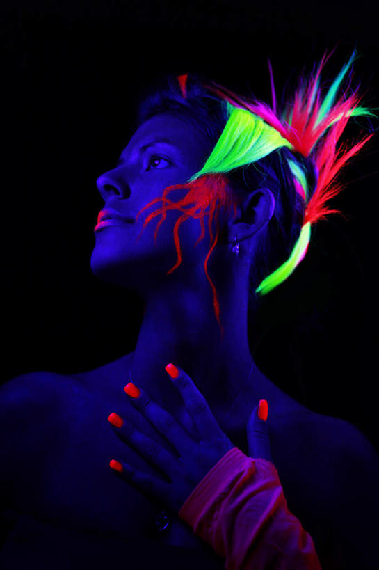 西方人,脸,头,眼睛,鼻子,嘴,脸颊,眉毛,睫毛,手,一个人,站,举,竖图,室内,夜晚,正面,兴奋,热情,欧洲,欧洲人,瞳孔,仅一个年轻女性,仅一个女性,仅一个人,阴影,新鲜,反射,彩绘,影子,开放,注视,红色,绿色,观察,看,托,站着,健康,温暖,手部,奔放,活力,积极,激情,遮,遮掩,眼部,朝气,夜光,观看,青春,暖色,吉祥,荧光,察看,掩盖,遮挡,生命,关注,和平,安详,饱满,遮盖,掩饰,革命,热烈,赤色,充实,斗志,喜气,主动,冷色,年轻女性,女人,女性,白种人,头部,鼻,鼻孔,睫,口,口腔,脸部,脸蛋,眉,面部,眼,眼睫毛,眼眉,嘴巴,嘴唇,举起,举手,举着,向上举,向上伸,向上托,站立,半身,彩图,欢乐,眼眉毛