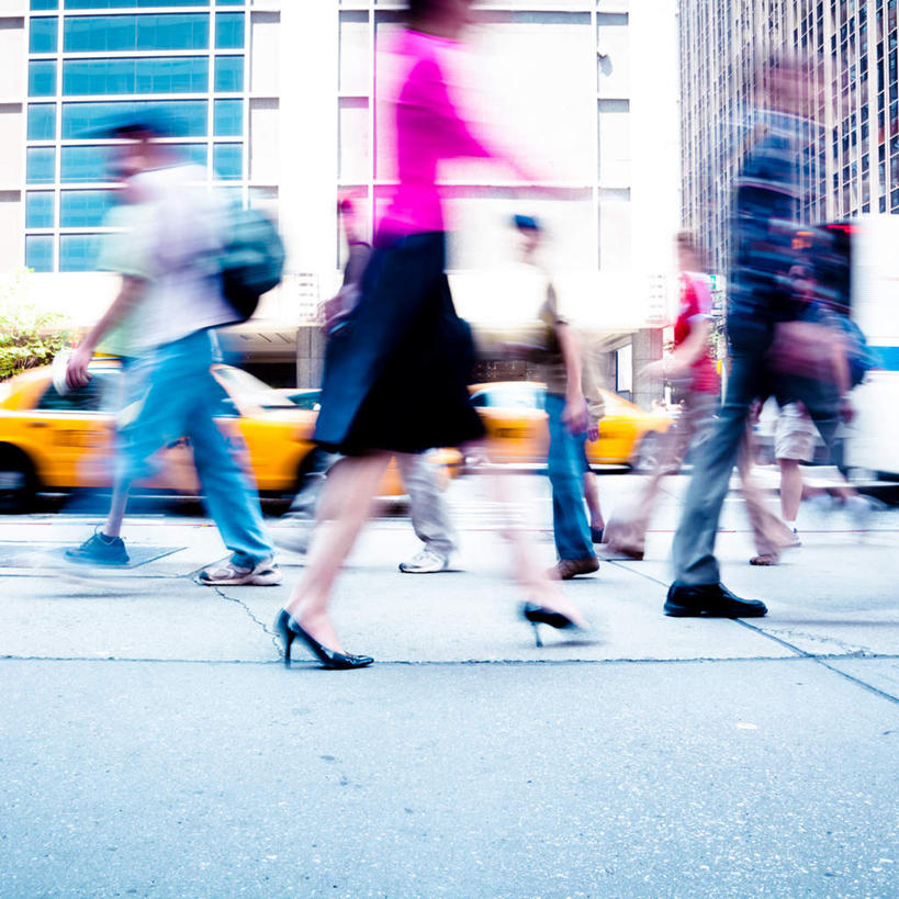 西方人,高楼大厦,方图,室外,白天,正面,大厦,道路,建筑,路,摩天大楼,公路,汽车,欧洲,欧洲人,阴影,光线,影子,交通,许多人,繁忙,车,阳光,交通工具,轿车,一群人,载具,忙碌,劳碌,白种人,马路,半身,彩图,大楼,高层建筑,高楼,摩天楼