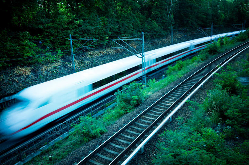 无人,横图,俯视,室外,白天,旅游,度假,草地,草坪,美景,植物,路,铁路,火车,奔驰,朦胧,模糊,电力,电线,线,景观,电能,轨道,交通,铁轨,线路,娱乐,车,草,树,树木,绿色,自然,交通工具,享受,休闲,景色,放松,运输,生长,成长,电,电源,电源线,自然风光,载具,能量,疾驰,彩图,高角度拍摄