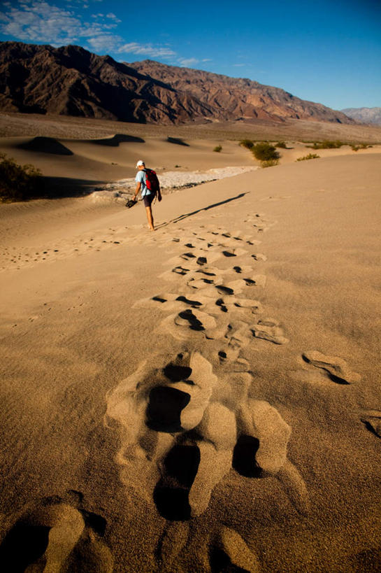 西方人,背,一个人,走,竖图,室外,白天,正面,荒凉,沙漠,山,帽子,欧洲,欧洲人,仅一个男性,仅一个人,仅一个中年男性,脚印,阴影,服装,光线,包,影子,山峰,云,云朵,山峦,云彩,旅行包,注视,休闲装,运动帽,衣服,蓝色,白云,蓝天,天空,阳光,背包,天,背着,观察,看,休闲,休闲服,鸭舌帽,服饰,晴朗,观看,足迹,察看,关注,旅游包,背负,萍踪,男人,男性,中年男性,白种人,大漠,荒地,荒芜,砂漠,晴空,步行,散步,走路,彩图,全身,双肩包