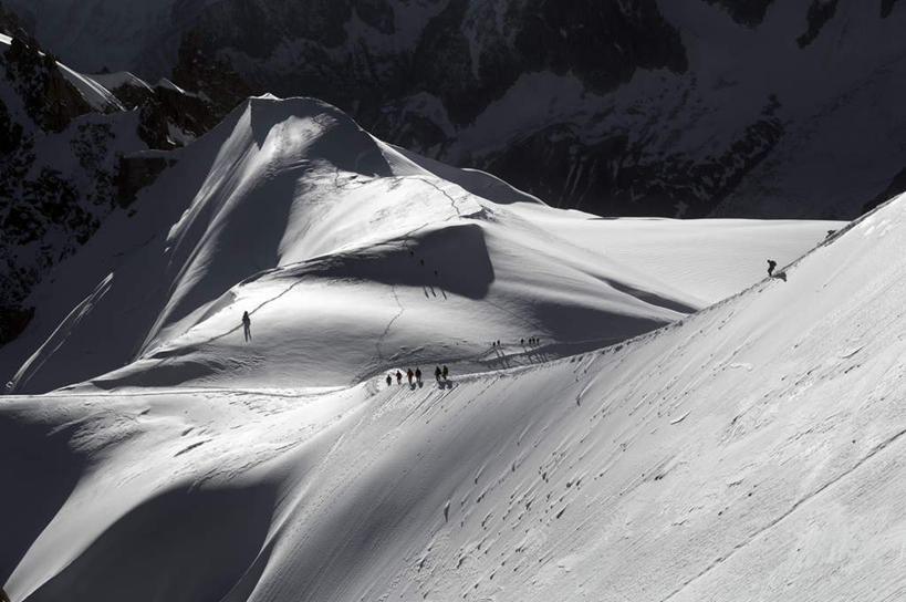 西方人,走,横图,俯视,黑白,室外,白天,山,雪,雪山,大雪,法国,欧洲,阿尔卑斯山,欧洲人,阴影,光线,影子,冰,积雪,山峰,雪景,冬季,冬天,山峦,许多人,阳光,一群人,寒冷,冰冷,勃朗峰,法兰西共和国,法兰西第五共和国,严寒,冰凉,酷寒,凛冽,凛凛,极冷,霞慕尼,白种人,步行,散步,走路,半身,高角度拍摄