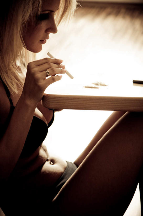 西方人,头发,一个人,举,吸烟,竖图,室内,白天,侧面,性感,香烟,欧洲,欧洲人,仅一个年轻女性,仅一个女性,仅一个人,一根,握,拿,拿着,注视,观察,看,托,金色,烟,握着,观看,察看,关注,颓废,悲观,委靡,年轻女性,女人,女性,白种人,卷烟,烟草,纸烟,抽烟,举起,举手,举着,向上举,向上伸,向上托,半身,彩图,短发