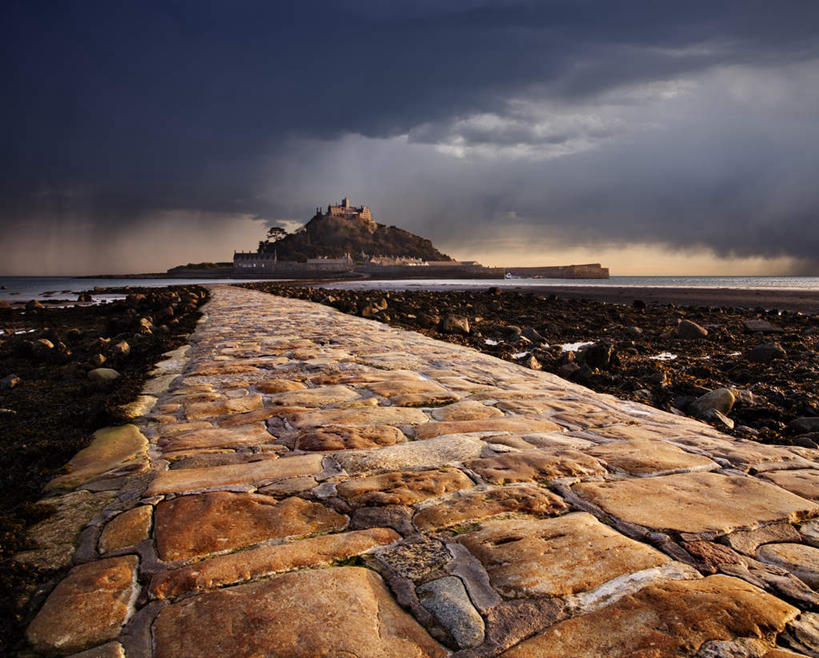 无人,横图,室外,白天,正面,旅游,度假,名胜古迹,标志建筑,道路,地标,建筑,路,英国,欧洲,阴影,遗迹,光线,影子,城堡,乌云,云,阴天,云朵,小路,交通,云彩,古迹,文物,娱乐,建设,古建筑,天空,阳光,天,享受,休闲,旅游胜地,放松,乡间小路,昏暗,阴沉,西欧,古堡,大不列颠,古文明,大不列颠及北爱尔兰联合王国,大不列颠联合王国,日不落英帝国,康沃尔,康沃尔郡,彩图