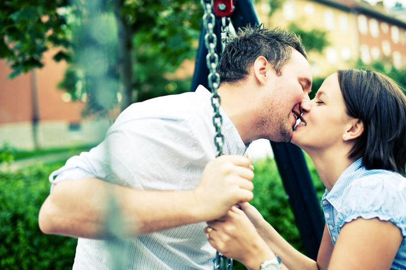 西方人,两个人,夫妻,家,站,笑,吻,微笑,露齿笑,横图,室外,白天,侧面,爱情,游戏,草地,草坪,植物,欧洲,欧洲人,房屋,屋子,浪漫,玩,娱乐,楼房,住宅,草,树,树木,绿色,自然,秋千,站着,休闲,恩爱,恋人,生长,成长,活动,发泄,消遣,智力,宣泄,秋千架,男人,男性,年轻男性,年轻女性,女人,女性,白种人,夫妇,情侣,亲,亲吻,玩耍,嬉戏,站立,半身,彩图,房子,伴侣