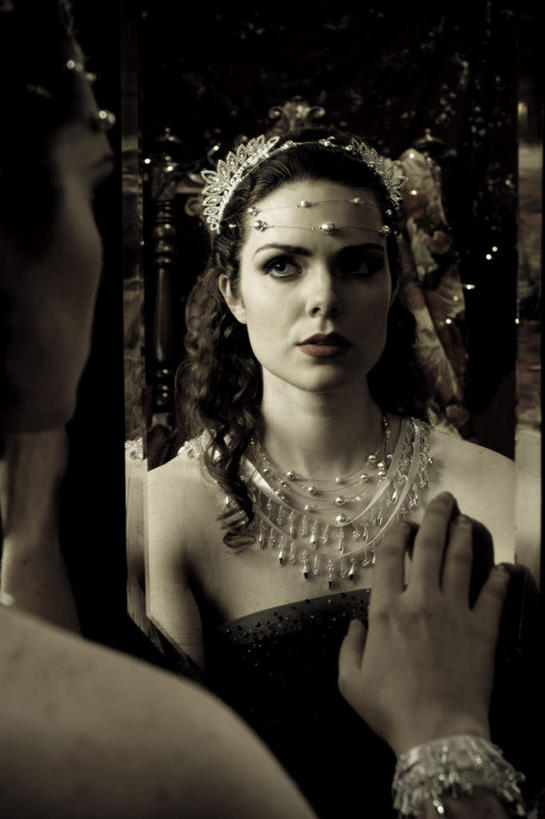 西方人,手,一个人,客厅,坐,竖图,室内,白天,晚礼服,神秘,镜子,沙发,项链,欧洲,欧洲人,仅一个年轻女性,仅一个女性,仅一个人,装饰,注视,装饰品,一个,背面,黑色,饰品,首饰,观察,看,手部,单个,观看,单手,严肃,华丽,修饰,点缀,镜像,察看,起居室,庄重,镜面,高贵,关注,华贵,含蓄,燕尾服,尊贵,衬托,美观,雅致,雅观,高尚,沉静,中间色,客堂,崇高,年轻女性,女人,女性,白种人,坐着,半身,彩图,晚宴服,舞会服,洋服,洋装,夜礼服,皮沙发