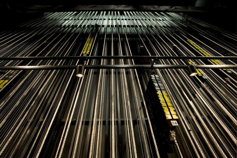 无人,横图,室内,白天,仰视,剧院,一排,许多,阴影,整齐,光线,影子,灯光,排列,草绳,绳子,绳索,队列,稻草绳,彩图,低角度拍摄,剧场