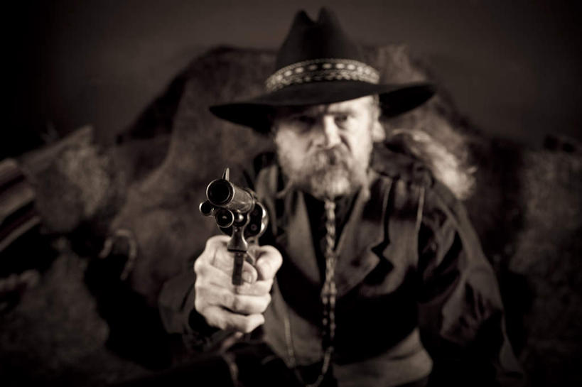 西方人,胡须,一个人,牛仔,坐,横图,室内,白天,正面,牛,帽子,欧洲,欧洲人,仅一个男性,仅一个人,仅一个中年男性,握,指,黑色背景,朦胧,模糊,拿,拿着,注视,动物,观察,看,牛仔帽,家畜,握着,摄影,牲畜,影棚,观看,马甲,察看,指着,关注,男人,男性,中年男性,白种人,山羊胡,胡子,牧牛工,牧牛人,牧童,坐着,半身,彩图,影棚拍摄,拍摄