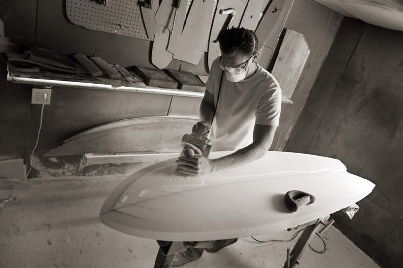 西方人,一个人,木匠,站,拉,推,横图,俯视,室内,白天,T恤衫,欧洲,欧洲人,仅一个男性,仅一个人,握,电力,分离,木制,电器,电线,工具,线,眼镜,墙,插座,电能,过滤,T恤,线路,分开,注视,墙壁,墙面,仅一个年轻男性,口罩,木制品,观察,看,站着,隔断,握着,遮掩,观看,电,隔离,电源,电源线,察看,卫生,模板,掩盖,家用电器,遮挡,关注,净化,间隔,预防,能量,插线板,近视眼镜,拖线板,遮盖,防尘,掩饰,断绝,隔开,屏蔽,屏绝,远离,中断,阻遏,阻隔,电源转换器,排插,男人,男性,年轻男性,白种人,木工,站立,彩图,高角度拍摄,全身