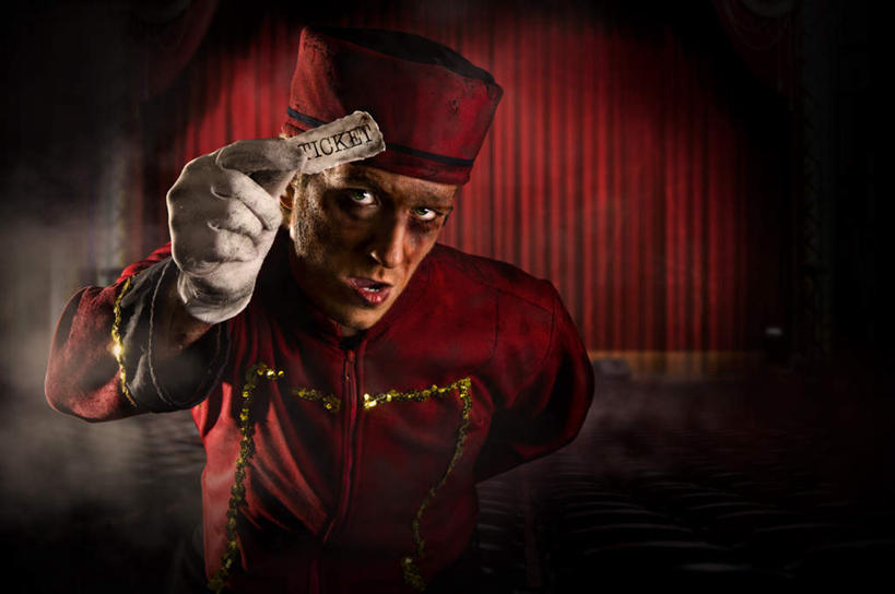 西方人,一个人,站,举,横图,室内,白天,正面,欧洲,欧洲人,仅一个男性,仅一个人,仅一个中年男性,握,标志,文字,字符,字母,拿,拿着,扭头,注视,标识,红色,手套,观察,看,托,站着,转头,幼稚,凝视,握着,观看,暴躁,原始,察看,暴力,恐怖,关注,戏剧,凝望,演出服,可怕,张扬,可骇,赤色,卑俗,血腥,谛视,电影票,激动,恐惧,危险,男人,男性,中年男性,白种人,举起,举手,举着,向上举,向上伸,向上托,站立,半身,彩图