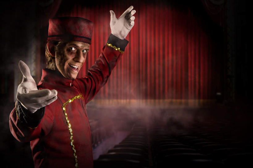 西方人,一个人,站,举,笑,微笑,露齿笑,横图,室内,白天,侧面,欧洲,欧洲人,仅一个男性,仅一个人,仅一个中年男性,握,标志,文字,字符,字母,拿,拿着,扭头,注视,标识,红色,手套,观察,看,托,站着,转头,幼稚,凝视,握着,观看,暴躁,原始,察看,暴力,恐怖,关注,戏剧,奸笑,凝望,演出服,可怕,张扬,可骇,赤色,卑俗,血腥,谛视,狞笑,电影票,激动,恐惧,危险,男人,男性,中年男性,白种人,举起,举手,举着,向上举,向上伸,向上托,站立,半身,彩图