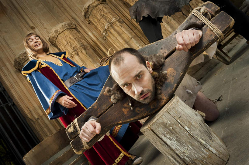 西方人,两个人,站,跪,笑,微笑,露齿笑,横图,室内,白天,正面,欧洲,欧洲人,服装,注视,休闲装,衣服,观察,看,站着,休闲,休闲服,服饰,观看,铁夹,察看,关注,死刑,男人,男性,年轻男性,年轻女性,女人,女性,白种人,跪着,站立,半身,彩图