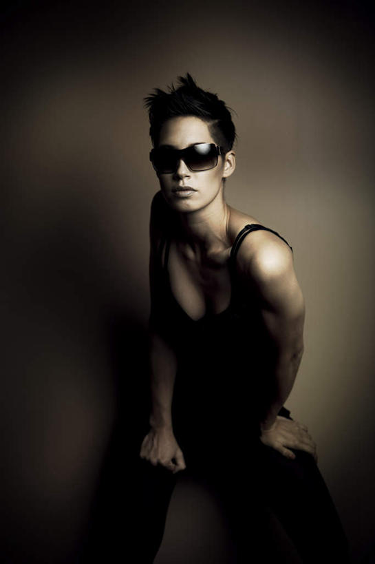 西方人,一个人,站,竖图,室内,白天,正面,欧洲,欧洲人,仅一个年轻女性,仅一个女性,仅一个人,撑,弯腰,灰色背景,服装,古铜色,注视,休闲装,半蹲,衣服,观察,看,站着,休闲服,摄影,服饰,影棚,观看,察看,撑着,关注,弯身,年轻女性,女人,女性,白种人,站立,半身,彩图,影棚拍摄,拍摄