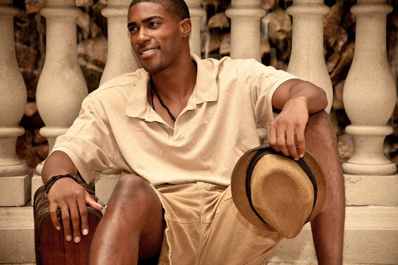 西方人,一个人,家,栏杆,坐,笑,微笑,露齿笑,横图,室内,白天,正面,沙发,帽子,欧洲,非洲,黑人,欧洲人,仅一个男性,仅一个人,眺望,握,远眺,服装,房屋,屋子,围栏,拿,拿着,远望,注视,休闲装,护栏,楼房,住宅,仅一个年轻男性,衣服,观察,看,休闲服,牛仔帽,握着,服饰,观看,遥望,察看,关注,了望,远瞩,男人,男性,年轻男性,非洲人,坐着,半身,彩图,房子,皮沙发