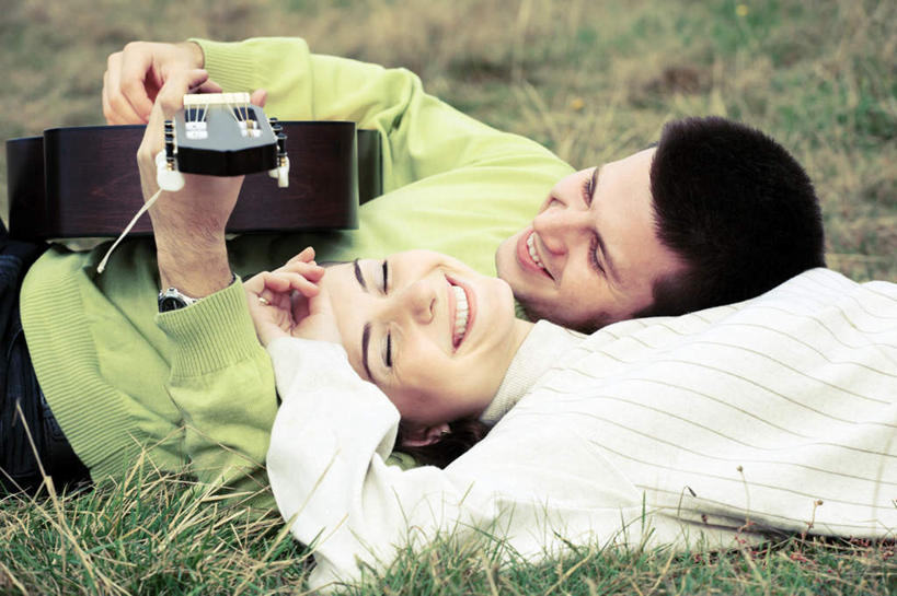 西方人,两个人,夫妻,躺,举,微笑,横图,俯视,室外,白天,爱情,草地,草坪,植物,欧洲,欧洲人,握,服装,吉他,乐器,弦乐器,浪漫,拿,拿着,扭头,依偎,注视,休闲装,草,衣服,绿色,观察,看,靠,靠着,聆听,托,倚靠,转头,休闲服,恩爱,握着,恋人,服饰,观看,察看,倚着,关注,弹拨弦鸣乐器,依附,依赖,投靠,凝听,卧着,男人,男性,年轻男性,年轻女性,女人,女性,白种人,夫妇,情侣,举起,举手,举着,躺着,卧,向上举,向上伸,向上托,半身,彩图,高角度拍摄,伴侣,弹拨弦乐器