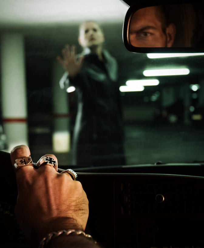 西方人,手,两个人,停车场,站,坐,竖图,室内,白天,正面,安全,窗户,镜子,汽车,照明,欧洲,欧洲人,握,阴影,服装,反射,光线,影子,灯光,拿,拿着,注视,休闲装,顶灯,玻璃窗,车,灯,衣服,车窗,戒指,灯具,交通工具,轿车,观察,看,站着,休闲服,握着,服饰,后视镜,观看,禁止,照亮,镜像,察看,生命,镜面,照明设备,关注,载具,停滞,光学,侧视镜,阻遏,制止,阻挠,阻滞,男人,男性,女人,女性,中年男性,中年女性,白种人,站立,坐着,半身,彩图,泊车场