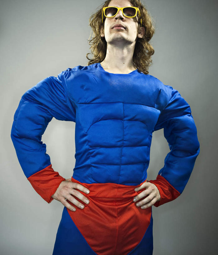 西方人,头发,一个人,站,竖图,室内,白天,正面,欧洲,欧洲人,仅一个男性,仅一个人,灰色背景,服装,墨镜,眼镜,注视,休闲装,手叉腰,仅一个年轻男性,衣服,红色,蓝色,太阳镜,太阳眼镜,叉腰,观察,看,站着,休闲服,遮阳镜,摄影,服饰,影棚,观看,正义,察看,双手叉腰,关注,超人,超级英雄,英雄,超能力,公理,男人,男性,年轻男性,白种人,站立,半身,彩图,影棚拍摄,拍摄