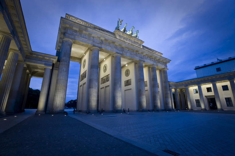 无人,横图,室外,白天,仰视,旅游,度假,日出,太阳,窗户,门,标志建筑,地标,建筑,马,野生动物,照明,雕塑,德国,欧洲,艺术,装饰,雕刻,雕像,柱子,灯光,朝霞,晨曦,黎明,首都,娱乐,建设,吊灯,柏林,勃兰登堡门,玻璃窗,灯,阳光,动物,工艺品,灯具,门框,享受,休闲,旅游胜地,放松,运输,牲畜,纪念,照亮,美术,照明设备,西欧,主题,陈列,德意志联邦共和国,功能,美学,柏林州,朝阳,彩图,低角度拍摄,破晓