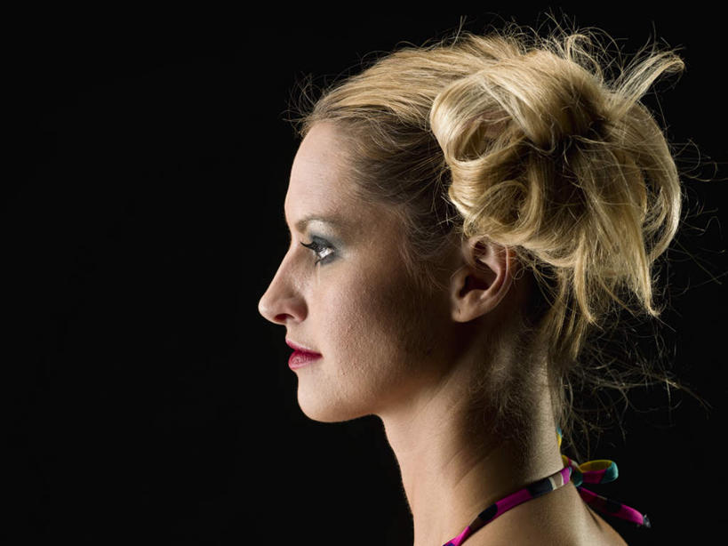 西方人,脸,头,脸颊,头发,一个人,站,微笑,横图,室内,特写,白天,侧面,裙子,欧洲,欧洲人,仅一个年轻女性,仅一个女性,仅一个人,黑色背景,连衣裙,服装,装饰,头饰,注视,休闲装,衣服,观察,看,站着,休闲服,金色,摄影,服饰,影棚,观看,吊带裙,华丽,修饰,点缀,察看,关注,衬托,美观,雅致,雅观,尤物,年轻女性,女人,女性,白种人,头部,脸部,脸蛋,面部,站立,半身,彩图,影棚拍摄,拍摄,佳丽,丽人,美人,含笑