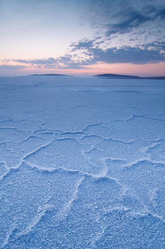 无人,竖图,俯视,室外,白天,旅游,度假,美景,沙漠,美国,阴影,光线,影子,景观,调料,盐,调味品,调味料,娱乐,食盐,蓝色,白色,蓝天,天空,阳光,自然,天,享受,休闲,景色,放松,北美,北美洲,犹他州,自然风光,美洲,北亚美利加洲,亚美利加洲,犹他,蜂窝之州,蜂房州,盐湖,大盐湖,大漠,砂漠,彩图,高角度拍摄