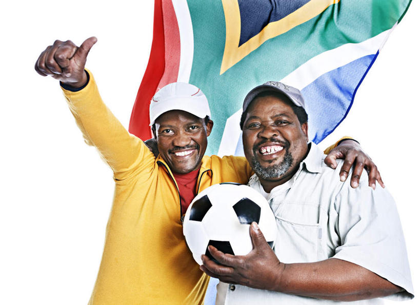 西方人,两个人,站,举,捧,笑,微笑,露齿笑,横图,室内,白天,白色背景,正面,智慧,足球,旗帜,国旗,帽子,欧洲,非洲,南非,黑人,欧洲人,两顶,突出,服装,足球装备,注视,休闲装,称赞,表扬,运动器械,运动帽,球迷,一只,衣服,红色,蓝色,绿色,观察,看,手势,托,站着,休闲服,健身器械,鸭舌帽,竖,搭,摄影,服饰,影棚,观看,翘,高,察看,夸奖,优秀,搭着,关注,健身器材,好,妙,顺利,出色,超群,杰出,卓越,奇妙,蹴鞠,阿非利加洲,南非共和国,聪明,足球运动,男人,男性,中年男性,非洲人,大拇指,旗,端,端着,举起,举手,举着,捧着,手捧,向上举,向上伸,向上托,站立,半身,彩图,影棚拍摄,拍摄,运动器材