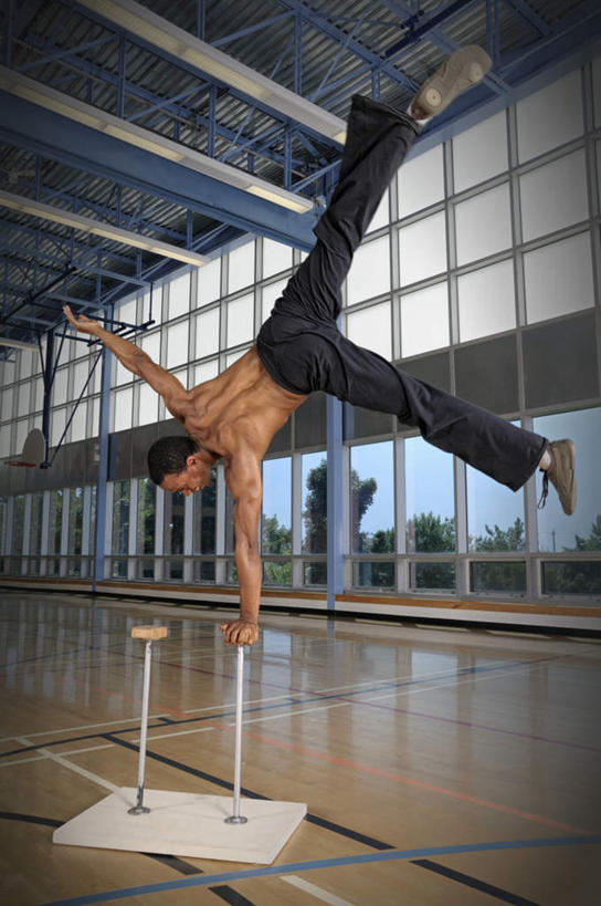 西方人,腿部,腿,一个人,健身房,伸展双臂,竖图,室内,白天,锻炼,运动,窗户,地板,落地窗,玻璃,欧洲,非洲,黑人,欧洲人,仅一个男性,仅一个人,撑,展开,张开,服装,地面,注视,休闲装,木地板,玻璃窗,玻璃制品,仅一个年轻男性,背面,衣服,观察,看,休闲服,双腿,服饰,观看,察看,撑着,颠倒,倒置,关注,体育,男人,男性,年轻男性,非洲人,敞开双臂,伸开双臂,展开双肩,张开手臂,张开双臂,彩图,全身,健身,健身馆