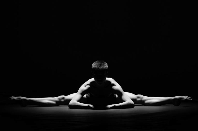 西方人,一个人,跳舞者,坐,横图,室内,白天,正面,跳舞,芭蕾,欧洲,欧洲人,仅一个男性,仅一个人,弯腰,阴影,黑色背景,服装,光线,影子,注视,休闲装,仅一个年轻男性,衣服,观察,看,趴着,休闲服,劈叉,摄影,服饰,劈腿,影棚,观看,张开双腿,察看,关注,舞姿,弯身,展开双腿,芭蕾舞,男人,男性,年轻男性,白种人,舞蹈家,舞蹈演员,舞者,趴,坐着,彩图,全身,影棚拍摄,拍摄,舞蹈,伸展双腿