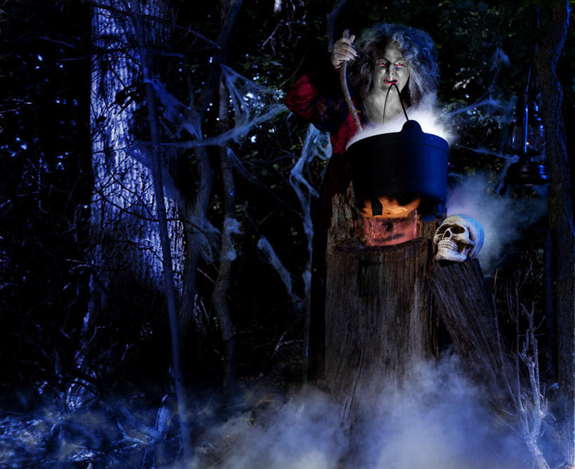 西方人,一个人,站,横图,室外,夜晚,仰视,民族服装,烹饪,热情,雾,厨具,火,金属制品,欧洲,欧洲人,仅一个女性,仅一个人,阴影,沸腾,服装,节日,朦胧,模糊,庆祝,光线,金属,蒸汽,锅子,火焰,影子,勺子,水蒸气,雾气,古典,燃烧,注视,休闲装,文化,传统,锅,衣服,调羹,汤匙,观察,搅拌,看,站着,庆典,休闲服,万圣节,服饰,仅一个老年女性,锅具,观看,纪念,古装,气体,察看,恐怖,关注,巫婆,巫师,烹饪用具,可怕,蒸发,韵味,可骇,恐惧,老年女性,女人,女性,白种人,烹调用具,烹调,站立,半身,彩图,低角度拍摄,传统服装,民俗服