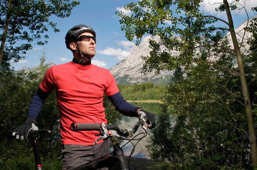 西方人,一个人,站,横图,室外,白天,侧面,旅游,度假,安全,湖,湖泊,石头,美景,山,山脉,水,植物,自行车,帽子,欧洲,加拿大,欧洲人,仅一个男性,仅一个人,一副,一辆,戴,握,波纹,服装,石子,头盔,眼镜,湖面,景观,山峰,水流,水面,云,云朵,防护,涟漪,山峦,拿,云彩,拿着,注视,休闲装,娱乐,车,脚踏车,树,树木,仅一个年轻男性,衣服,红色,蓝色,绿色,白云,倒影,蓝天,水纹,天空,自然,安全帽,交通工具,波浪,湖水,群山,天,观察,看,站着,享受,休闲,休闲服,景色,放松,握着,服饰,生长,晴朗,成长,观看,护目镜,保护,戴着,察看,倒映,北美,北美洲,关注,自然风光,载具,美洲,保险,阿尔伯塔省,阿尔伯塔,水晕,北亚美利加洲,亚美利加洲,保全,周全,安稳,安定,安全防护眼镜,艾伯塔,艾伯塔省,卡尔加里,反照,卡纳纳斯基斯,平安,男人,男性,年轻男性,白种人,石块,岩石,晴空,站立,半身,彩图,卡城,防护眼镜