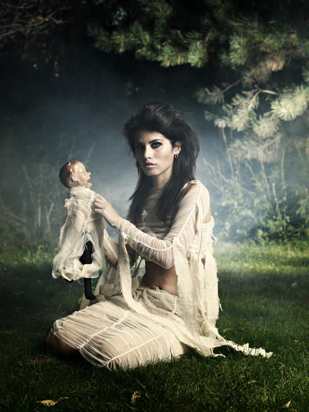 西方人,一个人,跪,竖图,室外,白天,侧面,旅游,度假,游戏,美景,玩具,欧洲,欧洲人,仅一个年轻女性,仅一个女性,仅一个人,握,服装,节日,庆祝,娃娃,景观,拿,玩,拿着,注视,休闲装,文化,娱乐,一个,衣服,自然,观察,看,庆典,享受,休闲,休闲服,万圣节,景色,放松,益智,握着,服饰,单个,观看,活动,纪念,察看,发泄,关注,秘密,消遣,智力,自然风光,宣泄,尤物,诡秘,年轻女性,女人,女性,白种人,跪着,玩耍,嬉戏,彩图,全身,佳丽,丽人,美人