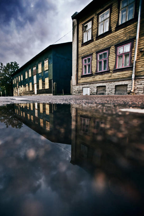 无人,家,竖图,室外,白天,仰视,度假,美景,窗户,城市风光,城市,道路,路,公路,欧洲,爱沙尼亚,阴影,光线,影子,房屋,墙,屋子,景观,云,云朵,交通,云彩,娱乐,楼房,玻璃窗,墙壁,墙面,住宅,蓝色,白云,倒影,蓝天,天空,阳光,天,享受,休闲,景色,放松,积水,晴朗,倒映,东欧,爱沙尼亚共和国,反照,晴空,马路,彩图,低角度拍摄,房子