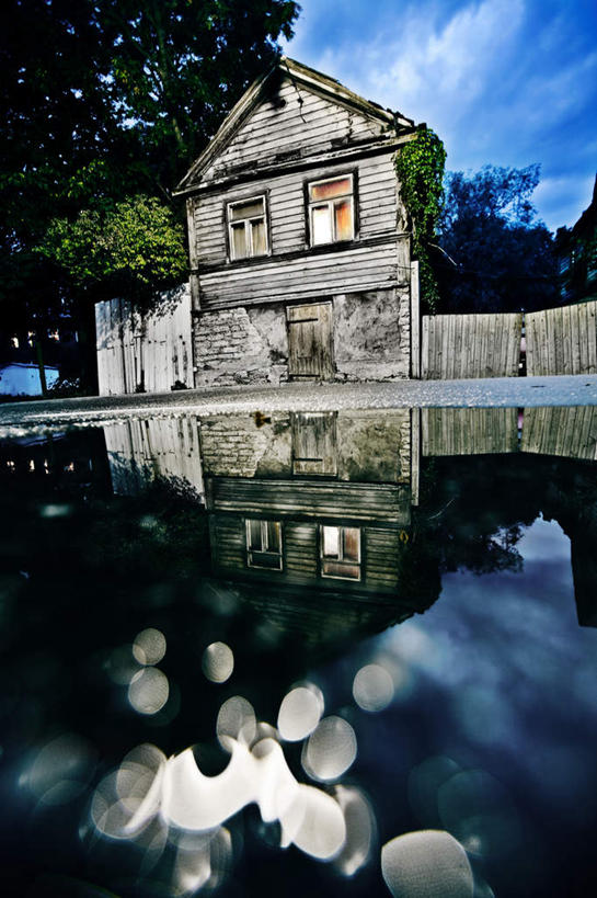 无人,家,栏杆,竖图,室外,白天,仰视,度假,美景,水,窗户,城市风光,城市,道路,路,公路,欧洲,爱沙尼亚,阴影,光线,液体,影子,栅栏,房屋,墙,屋子,景观,篱笆,水滴,云,云朵,围栏,交通,云彩,娱乐,护栏,楼房,玻璃窗,墙壁,墙面,住宅,蓝色,白云,倒影,蓝天,天空,阳光,天,享受,休闲,景色,放松,晴朗,倒映,东欧,爱沙尼亚共和国,反照,水坑,晴空,马路,彩图,低角度拍摄,房子