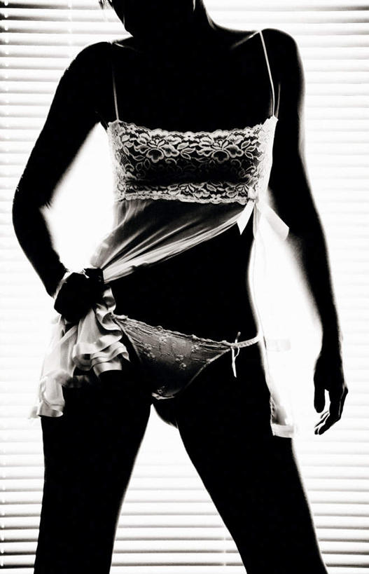 西方人,一个人,站,竖图,室内,白天,正面,窗户,欧洲,欧洲人,仅一个年轻女性,仅一个女性,仅一个人,握,内衣,服装,百叶窗,背光,拿,拿着,注视,衣服,观察,看,站着,抓,胸罩,文胸,握着,服饰,观看,察看,抓着,衣着,穿着,关注,逆光,撕扯,乳罩,胸衣,衣饰,年轻女性,女人,女性,白种人,站立,半身,彩图