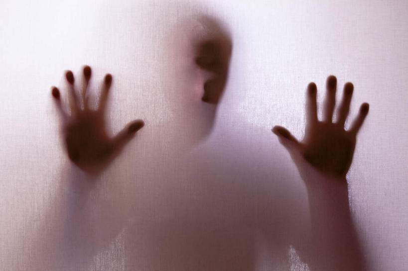 西方人,一个人,站,举,横图,室内,白天,正面,洗澡,雾,玻璃,欧洲,欧洲人,仅一个男性,仅一个人,仅一个中年男性,服装,朦胧,模糊,注视,休闲装,干净,玻璃制品,衣服,观察,看,趴着,清洁,托,站着,享受,健康,休闲服,放松,保健,服饰,观看,迷雾,察看,卫生,恐怖,关注,惧怕,泡汤,惊骇,恐惊,恐惧,男人,男性,中年男性,白种人,大雾,举起,举手,举着,趴,向上举,向上伸,向上托,站立,半身,彩图,沐浴,五指张开