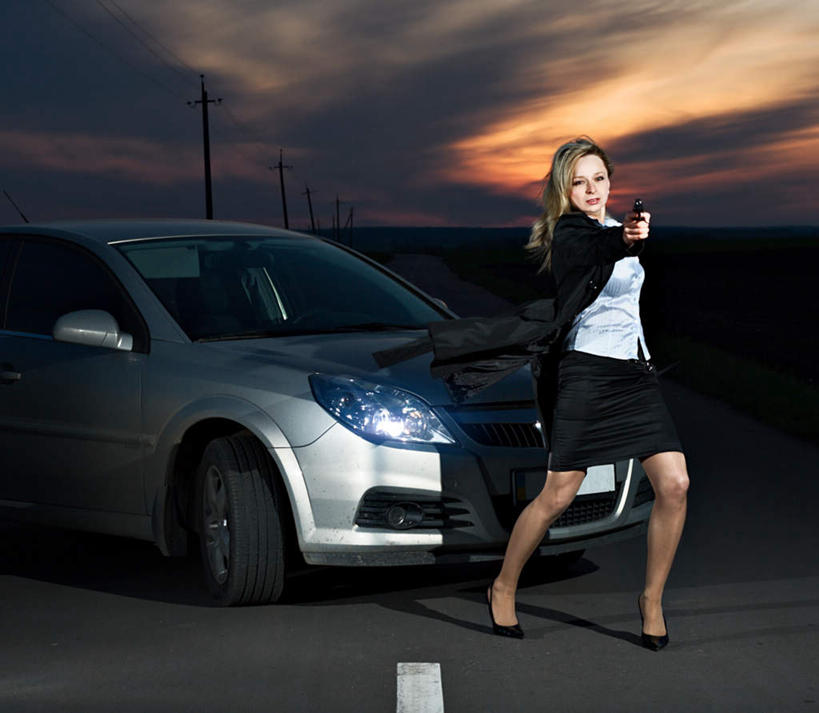 西方人,头发,一个人,商务人士,商务女性,举,横图,室外,白天,正面,竞争,日落,汽车,欧洲,欧洲人,仅一个年轻女性,仅一个女性,仅一个人,一辆,对抗,握,套装,冲突,晚霞,霞光,落日,拿,拿着,注视,破坏,车,天空,黄昏,交通工具,轿车,天,观察,看,托,金色,武器,彩霞,战争,握着,手枪,观看,悲伤,损坏,察看,攻击,威胁,对立,关注,矛盾,载具,兵器,对准,瞄准,商务装,防御,工薪阶层,敌对,挫败,斗争,抗拒,抗衡,悲哀,杀伤,威慑,悲痛,夕照,哀思,悲恸,沉痛,危险,年轻女性,女人,女性,白种人,白领,上班族,夕阳,举起,举手,举着,向上举,向上伸,向上托,彩图,全身,斜阳