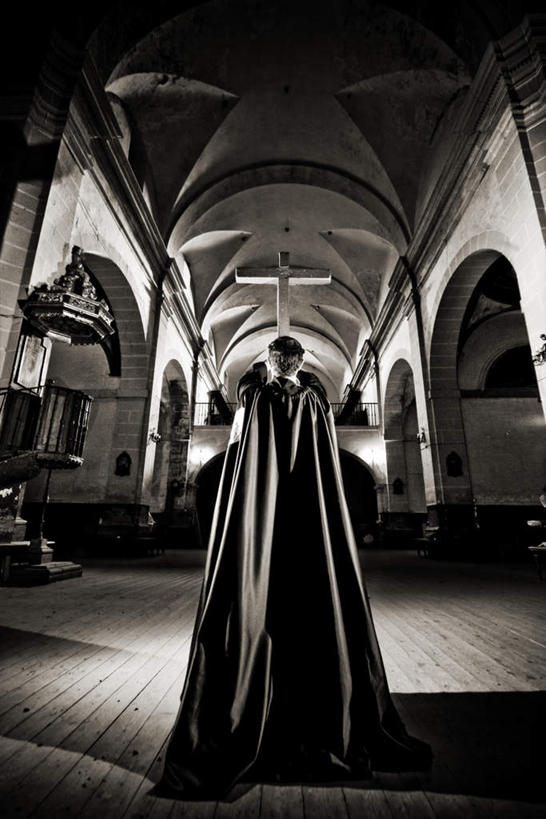 西方人,一个人,牧师,传教士,教堂,栏杆,站,竖图,黑白,室内,白天,仰视,天花板,欧洲,欧洲人,仅一个男性,仅一个人,阴影,服装,节日,光线,十字架,影子,墙,围栏,走道,走廊,过道,休闲装,文化,护栏,墙壁,墙面,衣服,阳光,祈祷,站着,仅一个老年男性,健康,休闲服,许愿,宗教,服饰,信仰,纪念,祈求,道袍,平安,老年男性,男人,男性,白种人,传道者,祭司,教士,神甫,神父,站立,低角度拍摄,全身