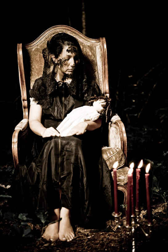 西方人,一个人,坐,竖图,室外,白天,正面,游戏,蜡烛,玩具,叶子,椅子,欧洲,欧洲人,仅一个女性,仅一个人,一张,许多,阴影,服装,光线,火焰,影子,烛光,木椅,绿叶,地面,很多,凌乱,燃烧,二郎腿,玩,扭头,注视,休闲装,光脚,娱乐,一个,衣服,阳光,点燃,观察,看,转头,仅一个中年女性,休闲,赤脚,休闲服,嫩叶,益智,服饰,单个,观看,活动,察看,混乱,发泄,关注,消遣,智力,无根,宣泄,纷乱,缭乱,庞杂,女人,女性,中年女性,白种人,叶,叶片,玩耍,嬉戏,坐着,半身,彩图