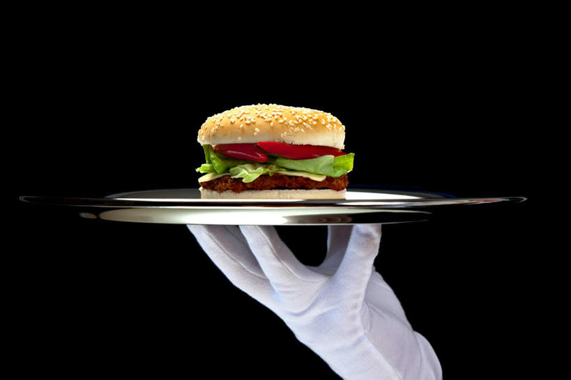 点心,面包,西方人,一个人,举,横图,室内,特写,白天,正面,烹饪,西餐,安全,餐桌,桌子,辣椒,蔬菜,餐具,欧洲,欧洲人,仅一个男性,仅一个人,黑色背景,服装,新鲜,碟子,盘,生菜,莴苣,汉堡,牛排,料理,食品,面点,防护,休闲装,菜肴,美食,食物,糕点,仅一个年轻男性,一个,衣服,盘子,手套,碟,快餐,托,休闲服,西式,摄影,服饰,佳肴,有机食品,绿色食品,影棚,单个,餐台,保护,保险,西式快餐,垃圾食品,辣角,红海椒,大椒,辣虎,广椒,保全,周全,安稳,安定,春菜,鹅仔菜,莴仔菜,千金菜,防护手套,叶用莴苣,平安,男人,男性,年轻男性,白种人,辣子,红辣椒,海椒,番椒,举起,举手,举着,向上举,向上伸,向上托,半身,彩图,影棚拍摄,拍摄