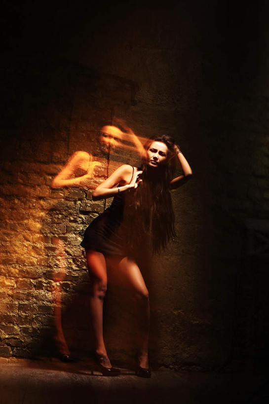 西方人,一个人,站,举,摸,竖图,室内,白天,正面,裙子,欧洲,欧洲人,仅一个年轻女性,仅一个女性,仅一个人,抚摸,阴影,连衣裙,服装,模糊,光线,影子,注视,休闲装,衣服,抹胸,观察,看,托,站着,休闲服,创意,服饰,观看,察看,关注,特效,创新,幻影,抹胸裙,含糊,恍惚,模胡,依稀,隐约,年轻女性,女人,女性,白种人,触摸,接触,举起,举手,举着,向上举,向上伸,向上托,站立,彩图,全身