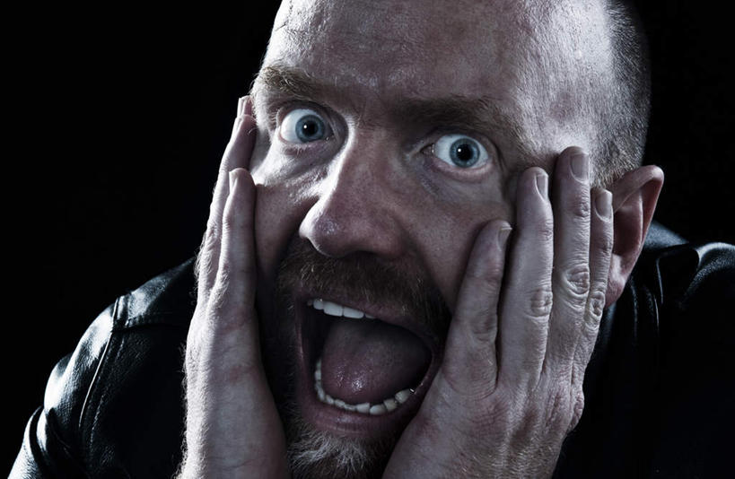 西方人,脸,头,脸颊,手,一个人,站,摸,横图,室内,特写,白天,正面,欧洲,欧洲人,双手,仅一个男性,仅一个人,仅一个中年男性,抚摸,黑色背景,注视,肩膀,观察,看,站着,张嘴,手部,摄影,影棚,观看,惊恐,察看,关注,张大嘴巴,惊慌,恐慌,惊骇,男人,男性,中年男性,白种人,头部,脸部,脸蛋,面部,张开嘴,触摸,接触,站立,半身,彩图,影棚拍摄,拍摄