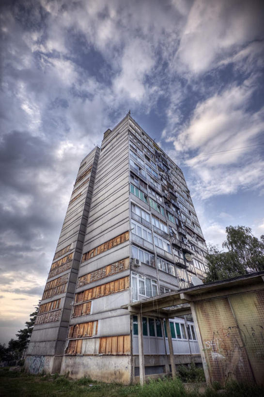 无人,家,高楼大厦,竖图,室外,白天,仰视,度假,美景,植物,城市风光,城市,大厦,建筑,摩天大楼,欧洲,房屋,屋子,景观,云,云朵,公寓,云彩,娱乐,洋房,楼房,住宅,树,树木,蓝色,绿色,白云,蓝天,天空,楼宇,天,享受,休闲,景色,放松,生长,晴朗,成长,东欧,科索沃,科索沃共和国,晴空,彩图,低角度拍摄,房子,大楼,高层建筑,高楼,摩天楼