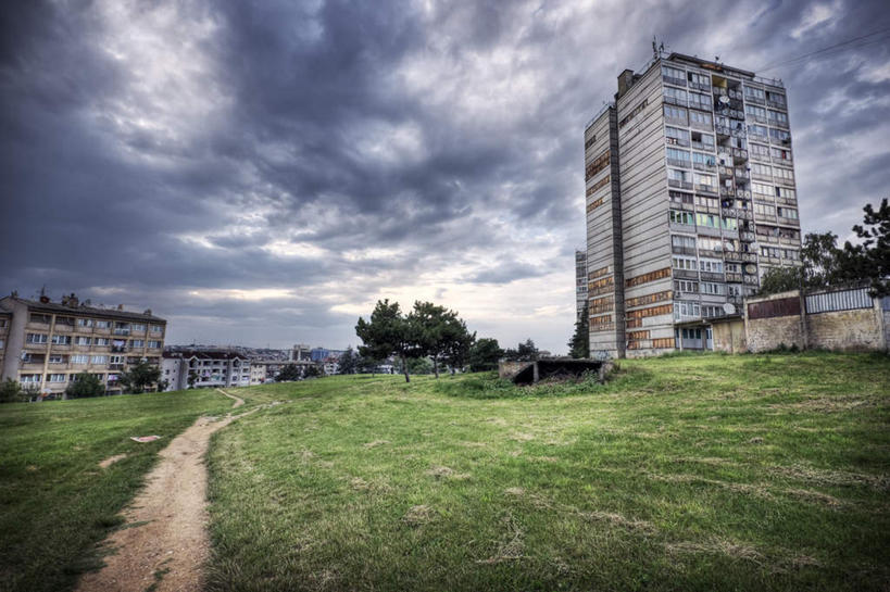 无人,家,高楼大厦,横图,室外,白天,仰视,度假,美景,植物,城市风光,城市,大厦,道路,建筑,路,摩天大楼,欧洲,房屋,屋子,景观,云,云朵,公寓,小路,交通,云彩,娱乐,洋房,楼房,住宅,树,树木,蓝色,绿色,白云,蓝天,天空,楼宇,天,享受,休闲,景色,放松,乡间小路,生长,晴朗,成长,东欧,科索沃,科索沃共和国,晴空,彩图,低角度拍摄,房子,大楼,高层建筑,高楼,摩天楼