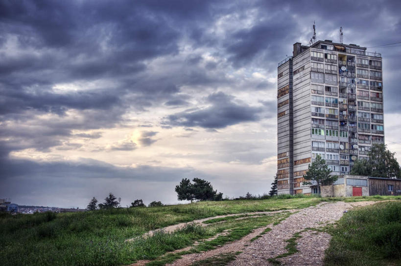 无人,家,高楼大厦,横图,室外,白天,仰视,度假,美景,植物,城市风光,城市,大厦,道路,建筑,路,摩天大楼,欧洲,房屋,屋子,景观,云,云朵,公寓,小路,交通,云彩,娱乐,洋房,楼房,住宅,树,树木,蓝色,绿色,白云,蓝天,天空,楼宇,天,享受,休闲,景色,放松,乡间小路,生长,晴朗,成长,东欧,科索沃,科索沃共和国,晴空,彩图,低角度拍摄,房子,大楼,高层建筑,高楼,摩天楼