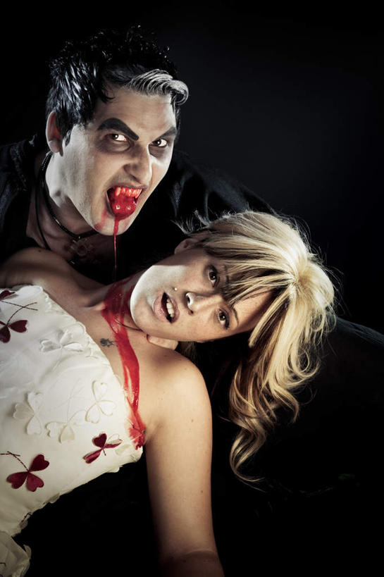 西方人,脸,头,脸颊,两个人,抱,竖图,俯视,室内,白天,欧洲,欧洲人,阴影,黑色背景,光线,影子,灯光,注视,观察,看,摄影,影棚,抱着,观看,察看,搂着,恐怖,关注,血迹,吸血鬼,可怕,可骇,恐惧,男人,男性,年轻男性,年轻女性,女人,女性,白种人,头部,脸部,脸蛋,面部,怀抱,搂,搂抱,相抱,拥抱,半身,彩图,高角度拍摄,影棚拍摄,拍摄