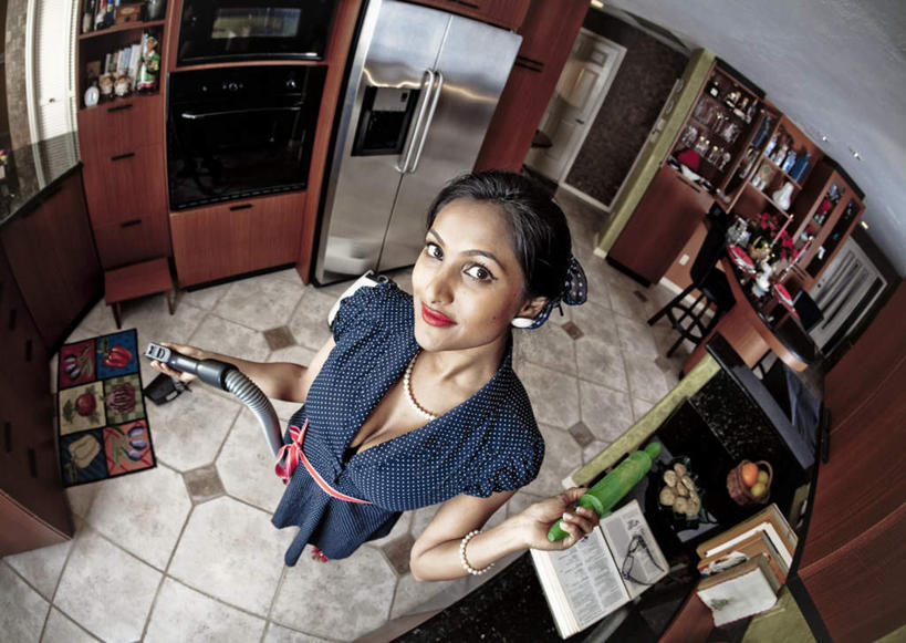 西方人,一个人,站,举,横图,俯视,室内,白天,广角镜头,鱼眼镜头,看书,阅读,窗户,柜子,落地窗,书籍,欧洲,欧洲人,仅一个年轻女性,仅一个女性,仅一个人,握,学习,木制,板凳,瓷砖,地砖,电器,头饰,眼镜,冰箱,凳子,地面,拿,拿着,注视,冷冻,冷柜,玻璃窗,木制品,书本,冷藏柜,衣橱,观察,看,清洁,托,站着,吸尘器,读书,浏览,握着,冷藏,观看,储藏,察看,卫生,家电,家用电器,关注,保洁,近视眼镜,更衣橱,保鲜,保洁工具,年轻女性,女人,女性,白种人,书,图书,举起,举手,举着,抬头,向上举,向上伸,向上托,仰头,站立,彩图,高角度拍摄,全身