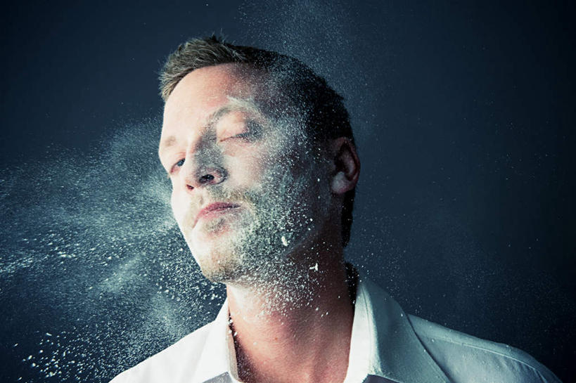 西方人,脸,头,脸颊,脖子,一个人,站,闭眼,横图,室内,特写,白天,仰视,衬衫,欧洲,欧洲人,仅一个男性,仅一个人,飞溅,蓝色背景,服装,溅,粉末,面粉,粮食,休闲装,肩膀,仅一个年轻男性,衣服,站着,休闲,休闲服,粉,摄影,服饰,影棚,农产品,喷洒,原材料,粉状,男人,男性,年轻男性,白种人,头部,脖,颈,颈部,脸部,脸蛋,面部,闭眼睛,闭着眼,闭着眼睛,抬头,仰头,站立,半身,彩图,低角度拍摄,影棚拍摄,衬衣,拍摄