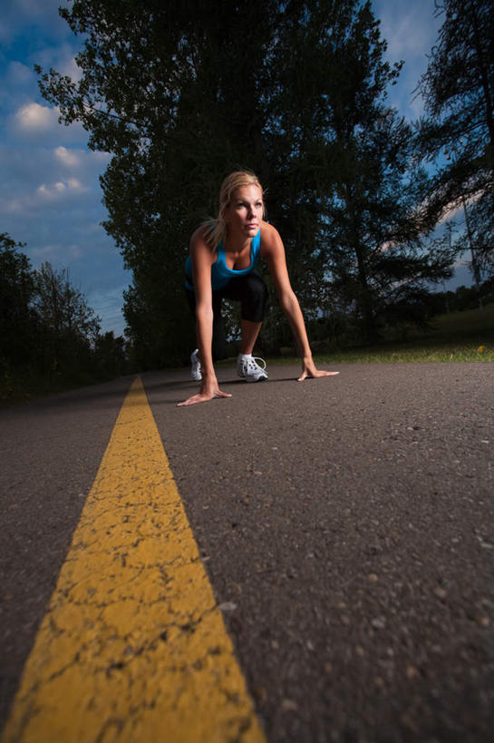 西方人,一个人,运动员,蹲,竖图,室外,白天,仰视,运动服,日落,树林,植物,道路,路,公路,欧洲,欧洲人,仅一个年轻女性,仅一个女性,仅一个人,撑,准备,阴影,服装,光线,背心,影子,晚霞,霞光,云,云朵,落日,分界线,停车线,交通,云彩,注视,树,树木,衣服,蓝色,绿色,白云,蓝天,天空,阳光,自然,黄昏,天,观察,看,彩霞,服饰,生长,晴朗,成长,观看,车行道,车行道分界线,察看,撑着,衣着,穿着,关注,标线,预备,车行线,衣饰,夕照,年轻女性,女人,女性,白种人,晴空,夕阳,马路,体育运动员,运动选手,蹲着,抬头,仰头,彩图,低角度拍摄,全身,豫备,斜阳,运动装