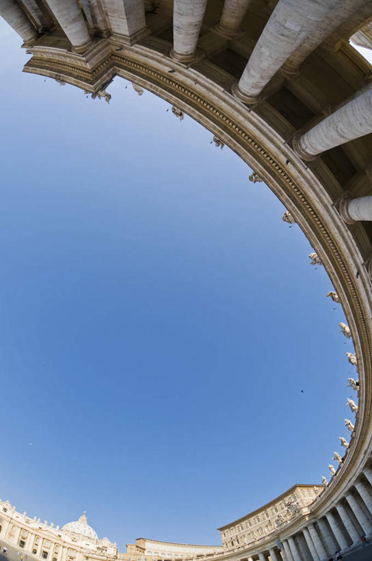 无人,教堂,竖图,室外,白天,仰视,旅游,度假,名胜古迹,标志建筑,地标,建筑,欧洲,梵蒂冈,阴影,节日,遗迹,光线,影子,圣彼得大教堂,首都,古迹,文化,文物,娱乐,建设,古建筑,蓝色,蓝天,天空,阳光,天,祈祷,享受,休闲,健康,旅游胜地,放松,许愿,宗教,信仰,晴朗,纪念,祈求,基督教,南欧,天主教,信念,古文明,梵蒂冈城,万里无云,梵蒂冈城国,梵蒂冈圣伯铎大教堂,圣彼得教堂,平安,晴空,晴空万里,彩图,低角度拍摄,大教堂,礼拜堂