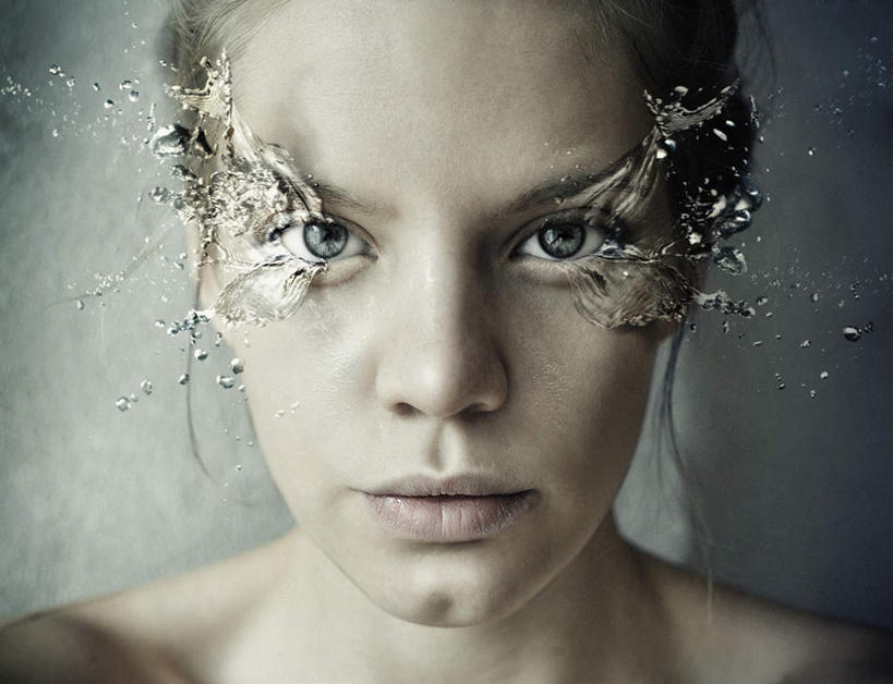 西方人,脸,头,脸颊,脖子,一个人,站,横图,室内,特写,白天,正面,水,欧洲,欧洲人,仅一个年轻女性,仅一个女性,仅一个人,飞溅,溅,透明,液体,水滴,注视,肩膀,水珠,观察,看,站着,观看,生机,察看,关注,喷洒,剔透,灵动,通明,年轻女性,女人,女性,白种人,头部,脖,颈,颈部,脸部,脸蛋,面部,站立,半身,彩图,晶莹