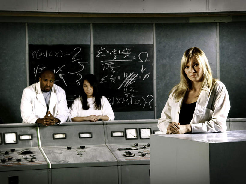 东方人,西方人,三个人,伙伴,朋友,教师,站,横图,室内,白天,正面,工作服,制服,友谊,机器,桌子,欧洲,欧洲人,亚洲,阴影,光线,英文,标志,文字,影子,字符,字母,墙,实验室,研究室,灯光,注视,黄种人,标识,书桌,墙壁,墙面,课桌,黑板,观察,看,站着,同学,观看,英文字母,察看,校友,关注,试验室,同窗,学友,工作制服,友情,男人,男性,年轻男性,年轻女性,女人,女性,白种人,亚洲人,讲师,教授,老师,站立,半身,彩图,工作套服